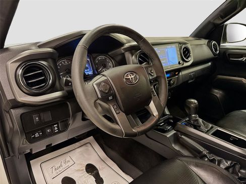 Used 2021 Toyota Tacoma TRD Off-Road w/ TRD Premium Off Road Package AWD/4WD image 9