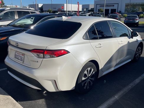 Used 2021 Toyota Corolla LE FWD image 3