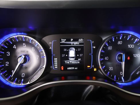 Used 2023 Chrysler Voyager LX image 4