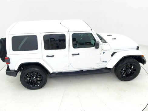Used 2025 Jeep Wrangler Unlimited Sahara AWD/4WD image 18
