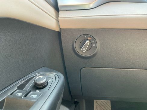 New 2025 Volkswagen Taos SE image 20