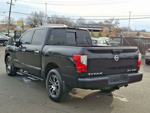 Used 2021 Nissan Titan SV w/ SV Convenience Package image 4