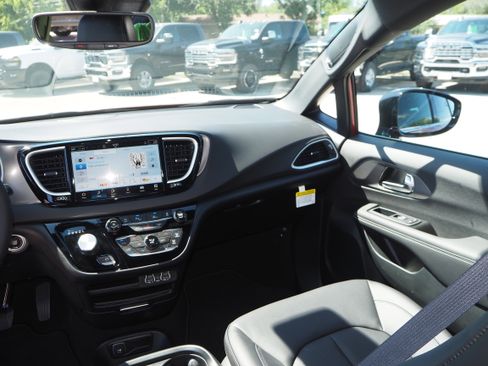 New 2025 Chrysler Voyager LX image 21