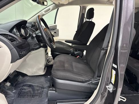 Used 2020 Dodge Grand Caravan SE w/ UConnect Hands-Free Group FWD image 11
