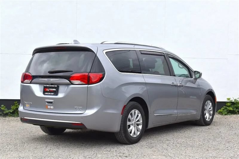 Used 2018 Chrysler Pacifica Touring-L FWD image 5