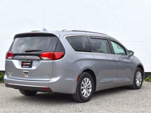 Used 2018 Chrysler Pacifica Touring-L FWD image 5