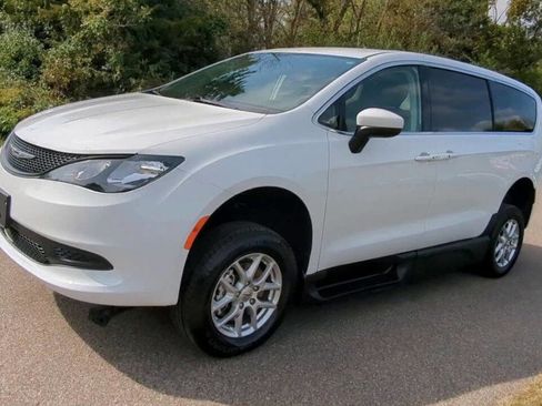 Used 2023 Chrysler Voyager LX image 3