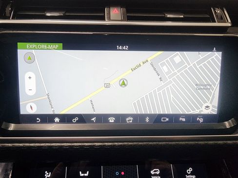 Used 2019 Land Rover Range Rover Velar R-Dynamic SE image 18