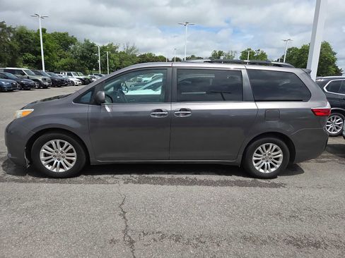 Used 2015 Toyota Sienna XLE w/ XLE Navigation Package FWD image 8