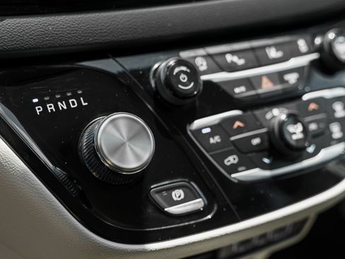 Used 2024 Chrysler Pacifica Touring-L FWD image 11