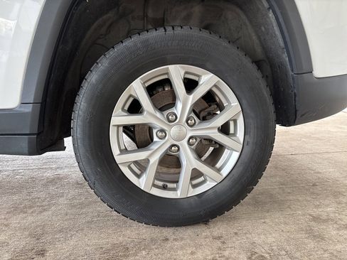 Used 2023 Jeep Grand Cherokee Limited image 34