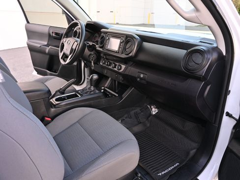 Used 2017 Toyota Tacoma SR AWD/4WD image 13