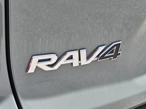 Used 2021 Toyota RAV4 XLE w/ Convenience Package FWD image 15