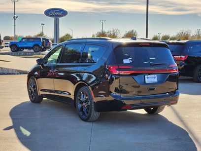 New 2026 Chrysler Pacifica Limited w/ S Appearance Package