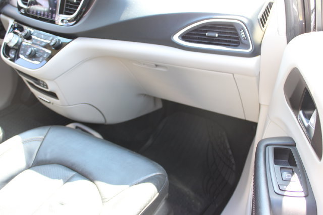Used 2018 Chrysler Pacifica Touring-L w/ Tire & Wheel Group FWD image 57