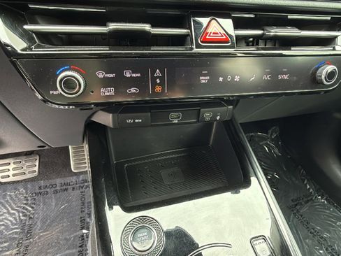 Used 2024 Kia Niro SX Touring image 14