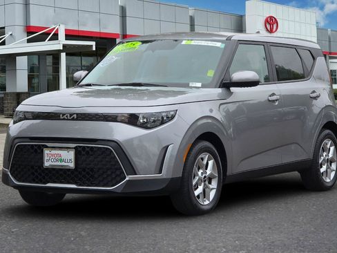 Used 2025 Kia Soul LX w/ LX Technology Package FWD image 8
