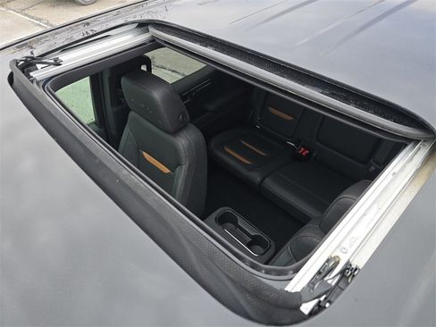 Used 2022 GMC Sierra 1500 AT4 w/ AT4 Premium Package image 3