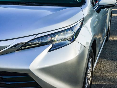 Used 2024 Toyota Sienna LE image 7