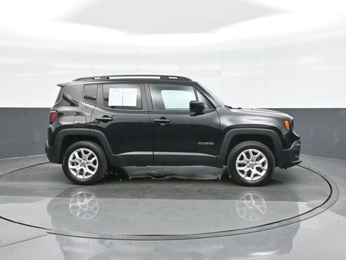 Used 2018 Jeep Renegade Latitude w/ Cold Weather Group image 8