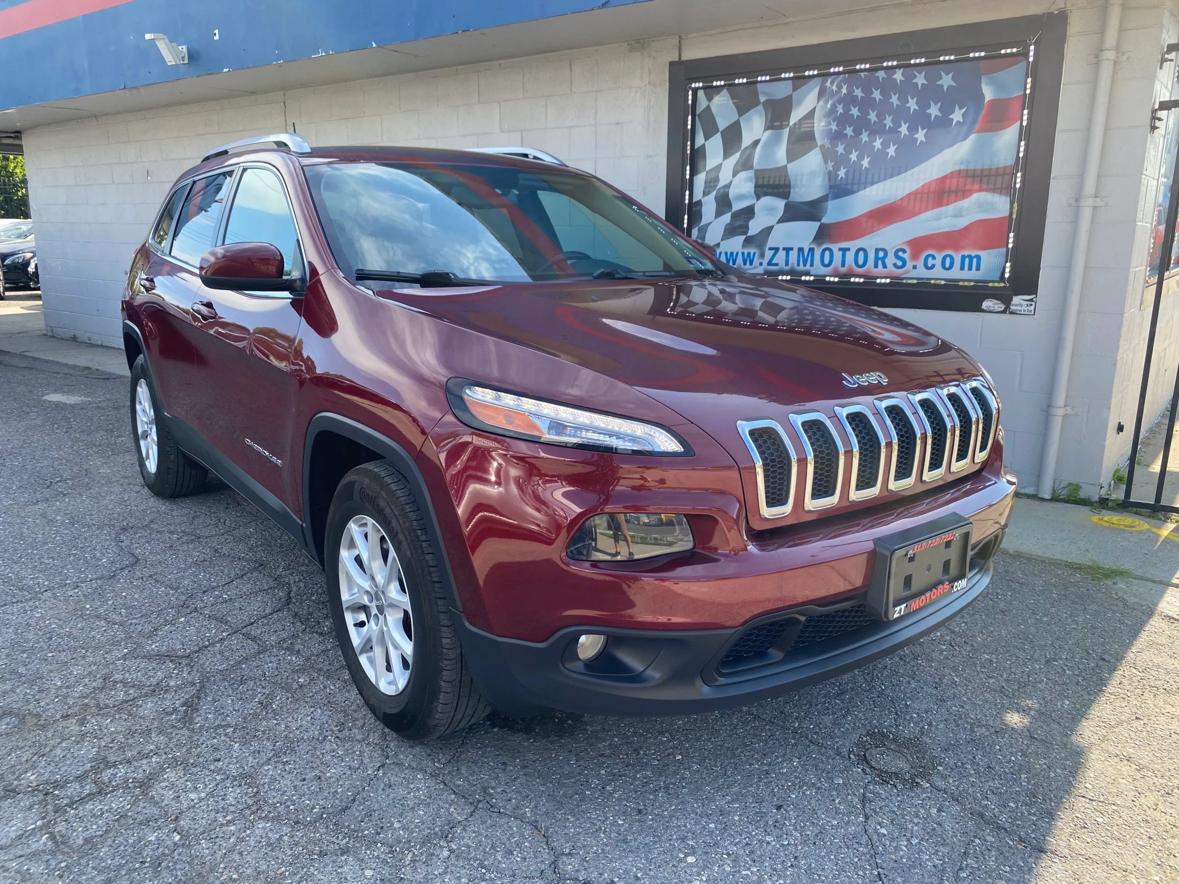 Used 2018 Jeep Cherokee Latitude Plus w/ Cold Weather Group AWD/4WD image 1