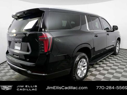Used 2025 Chevrolet Suburban LT image 3