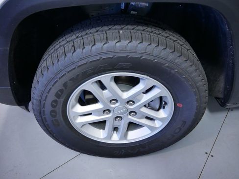 Used 2024 Jeep Grand Cherokee Laredo w/ Luxury Tech Group I image 23