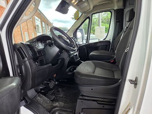 Used 2024 RAM ProMaster 2500 w/ Convenience Group FWD image 9