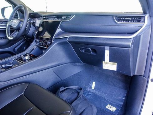 New 2025 Jeep Grand Cherokee Limited AWD/4WD image 2