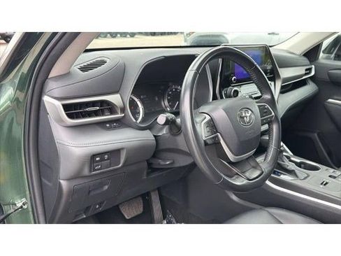 Used 2024 Toyota Highlander XLE FWD image 22