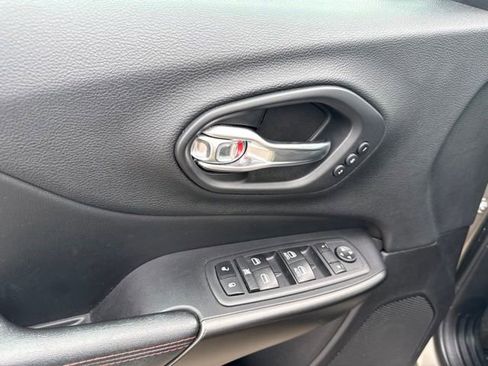 Used 2020 Jeep Cherokee Trailhawk AWD/4WD image 11
