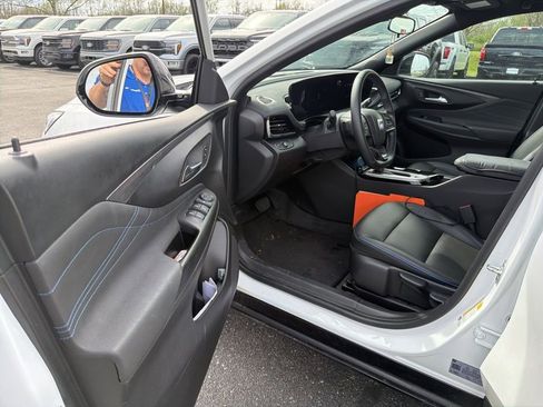 Used 2025 Buick Envista Sport Touring image 6
