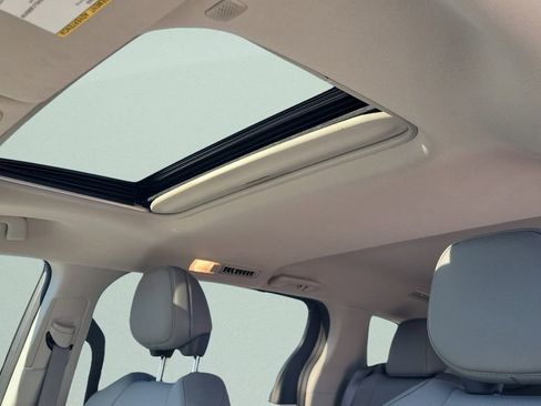 Used 2021 Toyota Sienna XLE FWD image 18
