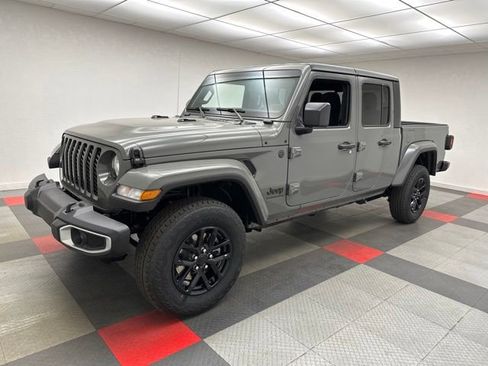 Used 2023 Jeep Gladiator Sport image 3