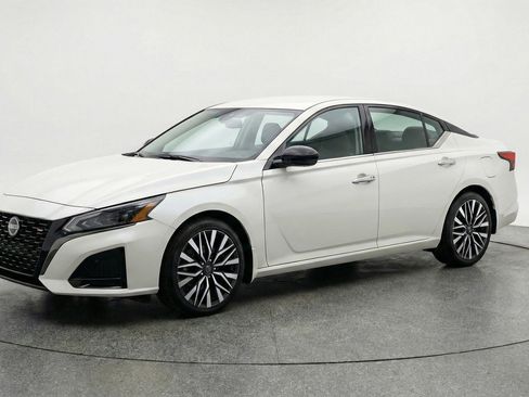 Used 2025 Nissan Altima 2.5 SV image 3
