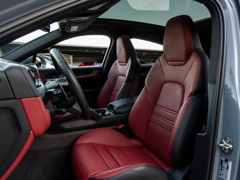 Certified 2025 Porsche Cayenne S image 5