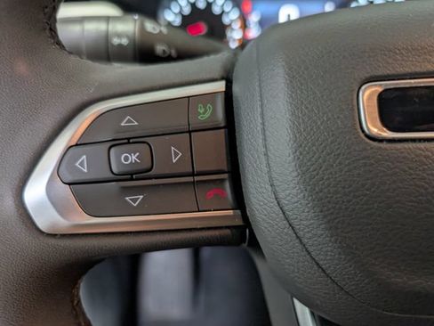 Used 2025 Jeep Compass Limited AWD/4WD image 17