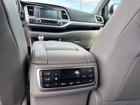 Used 2019 Toyota Highlander Limited Platinum image 18