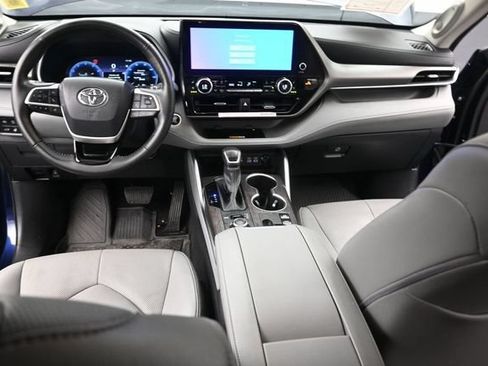 Certified 2024 Toyota Highlander Limited AWD/4WD image 32