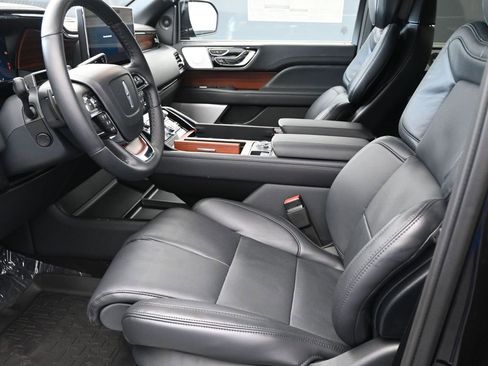 Used 2024 Lincoln Navigator Reserve image 9