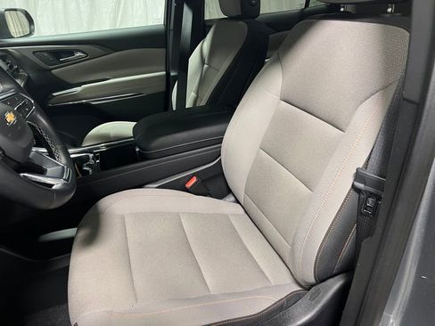 Used 2025 Chevrolet Traverse LT image 24