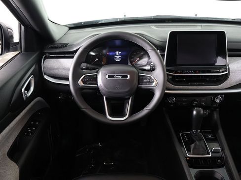 Used 2025 Jeep Compass Latitude AWD/4WD image 32