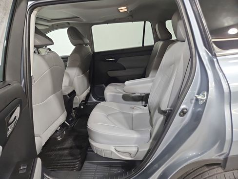 Used 2023 Toyota Highlander XLE FWD image 25