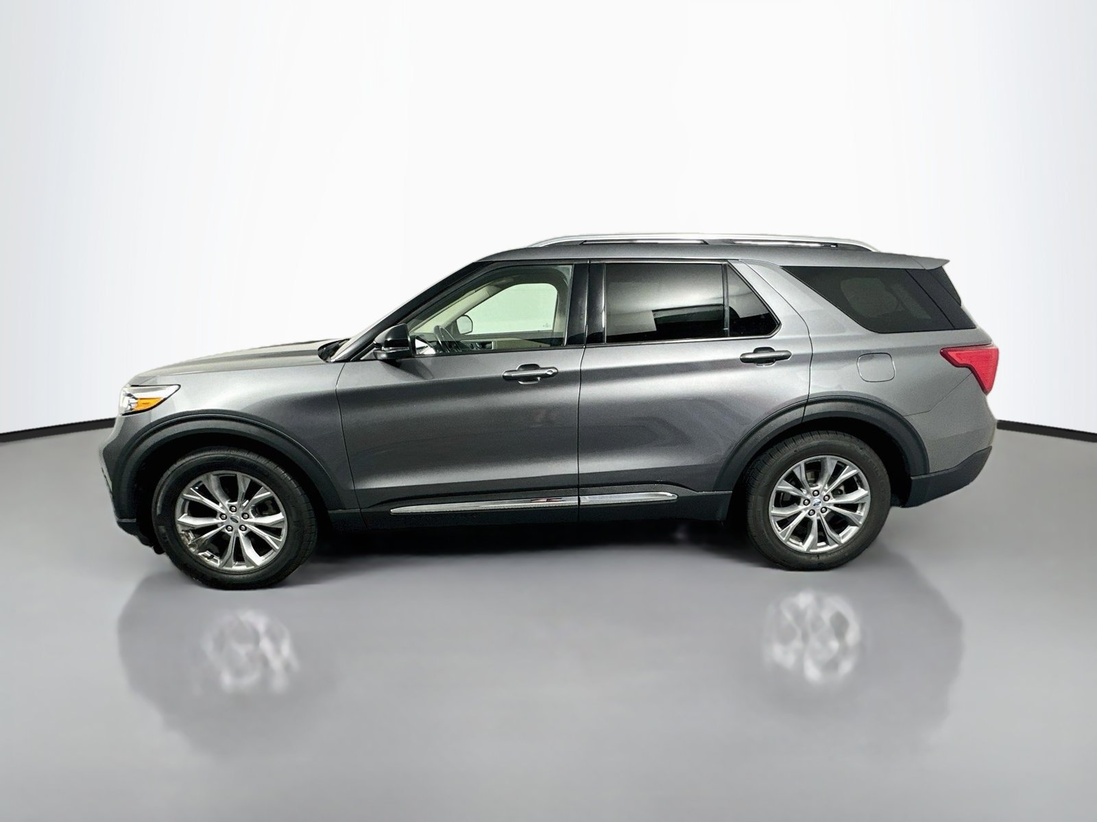 Used 2022 Ford Explorer Limited w/ Equipment Group 301A RWD image 4