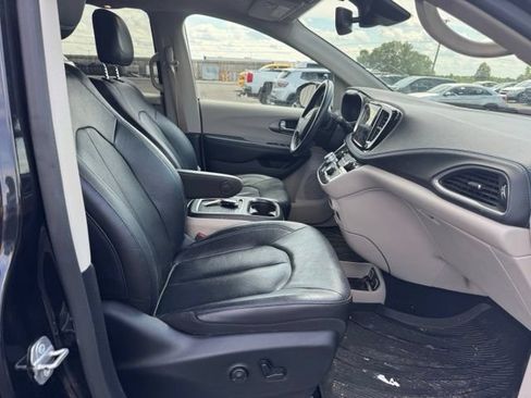 Used 2021 Chrysler Pacifica Touring-L w/ Uconnect Theater Family Group AWD/4WD image 14