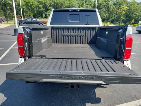 Certified 2025 Toyota Tacoma SR5 AWD/4WD image 12