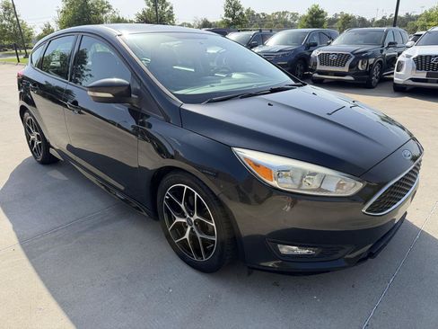 Used 2015 Ford Focus SE w/ SE Sport Package FWD image 3