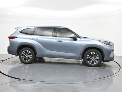 Used 2022 Toyota Highlander XLE FWD image 4