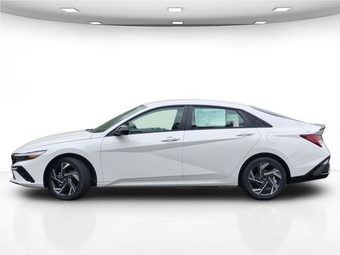 New 2025 Hyundai Elantra SEL image 4