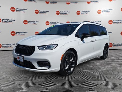 Used 2024 Chrysler Pacifica Limited w/ Uconnect Theater Family Group image 3